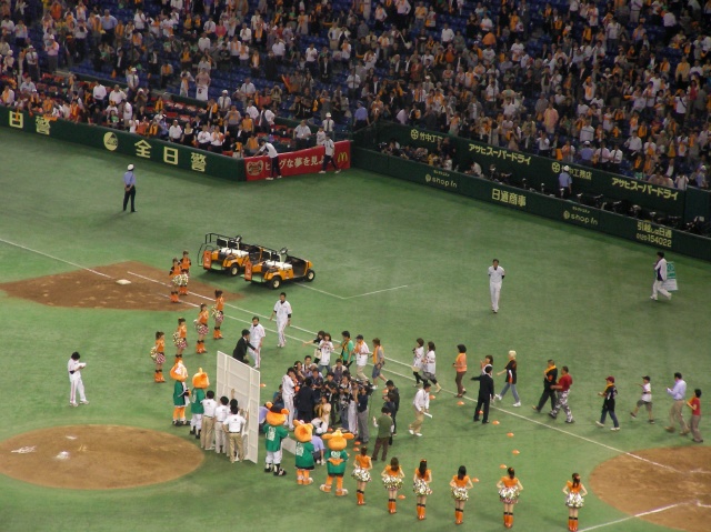 巨人・坂本がヒーローインタビューを受けている時の写真